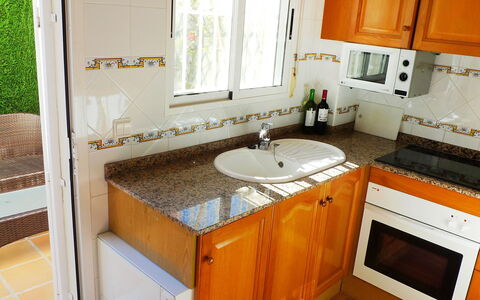 Bella Tierra: Comptoir, Pièce, Évier, Propriété, Meubles, Cabinetry, Cuisine, Tuile, Sol, Armoire De Toilette