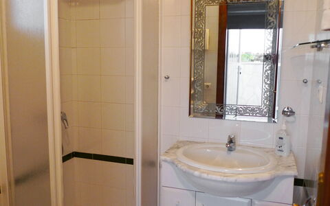 Bella Tierra: Salle De Bains, Propriété, Pièce, Accessoire Salle De Bain, Armoire De Toilette, Luminaire Plomberie, Mur, Tuile, Porte, Robinet