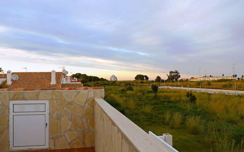 Bella Tierra: Propriété, Mur, Maison, Ciel, Immobilier, Lot Terre, Domicile, Toit, Zone Résidentielle, Herbe