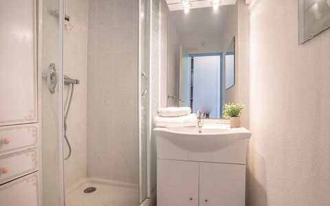 Canet-Plage 310: Miroir, Luminaire Plomberie, Propriété, Évier, Salle De Bains, Robinet, Violet, Design Intérieur, Bois