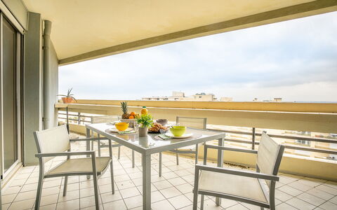 Canet-Plage 310: Meubles, Ciel, Table, Bâtiment, Fleur, Nuage, Plante, Bois, Ombre, Chaise