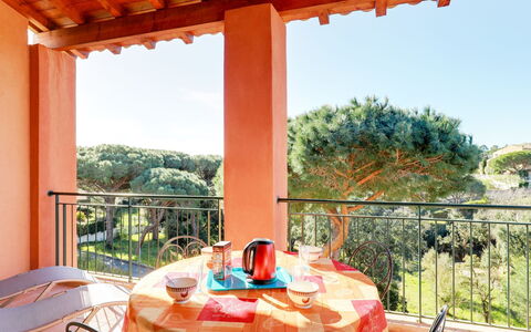 Le Mas D'Esquières: Plante, Bâtiment, Table, Propriété, Ciel, Meubles, Vaisselle, Ombre, Design Intérieur, Architecture