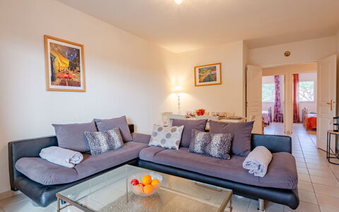 Le Mas D'Esquières: Meubles, Design Intérieur, Canapé, Sol, Sol, Salon, Appartement, Pièce, Domicile