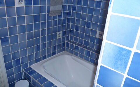 Le Petit Olivier: Propriété, Luminaire Plomberie, Violet, Salle De Bains, Bleu, Sol, Rectangle, Ligne