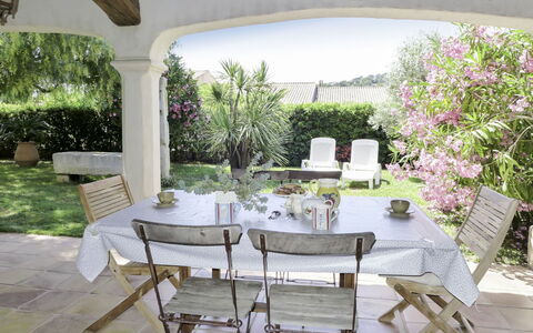 Le Petit Olivier: Plante, Meubles, Table, Propriété, Fleur, Chaise, Design Intérieur, Mobilier De Jardin, Tableau De Plein Air, Herbe