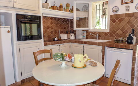 Le Petit Olivier: Meubles, Cabinetry, Propriété, Table, Comptoir, Chaise, Bois, Éclairage, Design Intérieur, Cuisine