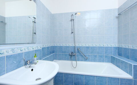 Nadori 1: Salle De Bains, Propriété, Pièce, Tuile, Robinet, Design Intérieur, Baignoire, Architecture, Immobilier, Sol