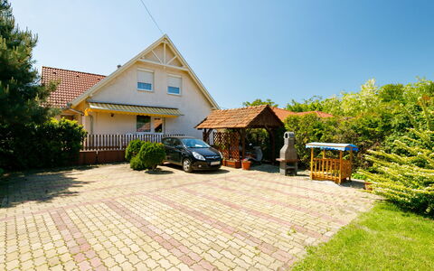Scarlett: Plante, Ciel, Bâtiment, Propriété, Surface De La Route, Maison, Arbre, Lot Terre, Chalet, Fenêtre