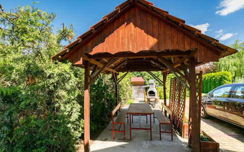 Scarlett: Plante, Ciel, Bâtiment, Nuage, Ombre, Bois, Arbre, Belvédère, Pergola, Loisir