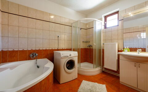Scarlett: Bâtiment, Buanderie, Propriété, Luminaire Plomberie, Maison, Salle De Bains, Baignoire, Éclairage, Design Intérieur
