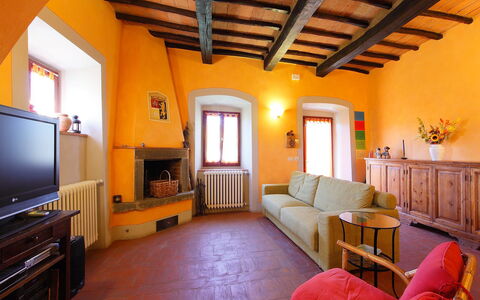 Locazione Turistica Selvapiana: Pièce, Propriété, Bâtiment, Plafond, Design Intérieur, Salon, Meubles, Maison, Jaune, Immobilier