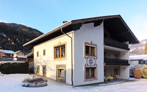 Ferienhaus Kofler: Ciel, Bâtiment, Plante, Fenêtre, Neige, Maison, Chalet, Pente, Paysage, Nuage