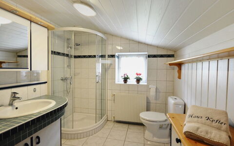 Ferienhaus Kofler: Salle De Bains, Pièce, Propriété, Design Intérieur, Bâtiment, Meubles, Architecture, Immobilier, Luminaire Plomberie, Plafond