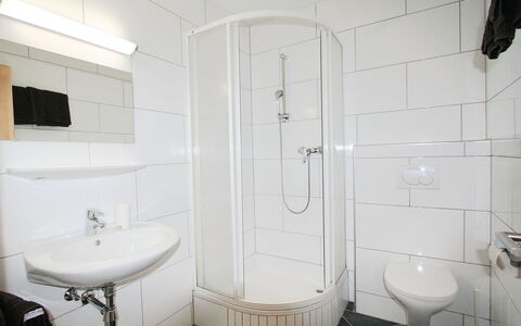 Matt: Salle De Bains, Propriété, Pièce, Tuile, Luminaire Plomberie, Design Intérieur, Mur, Toilette, Architecture, Maison