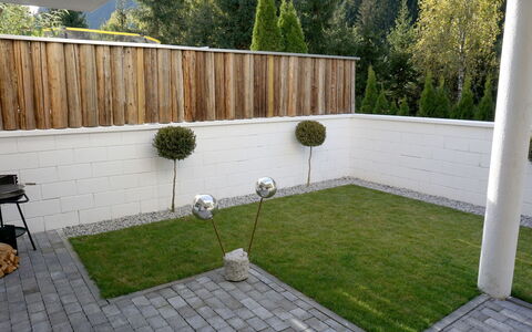 Matt: Plante, Propriété, Vert, Arbre, Herbe, Lot Terre, Design Intérieur, Bâtiment, Sol, Sol