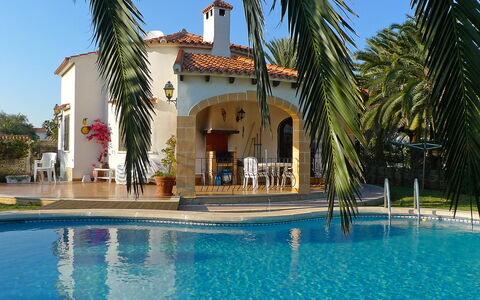 El Paradiso: L'Eau, Ciel, Bâtiment, Propriété, Plante, Arbre, Bleu Azur, Piscine, Plan D'Eau, Maison