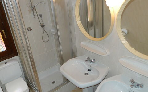 El Paradiso: Salle De Bains, Propriété, Pièce, Toilette, Luminaire Plomberie, Robinet, Lavabo, Siège De Toilette, Mur, Accessoire Salle De Bain