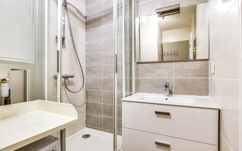 Les Rivages de Rochelongue: Salle De Bains, Pièce, Propriété, Tuile, Robinet, Design Intérieur, Sol, Architecture, Luminaire Plomberie, Meubles