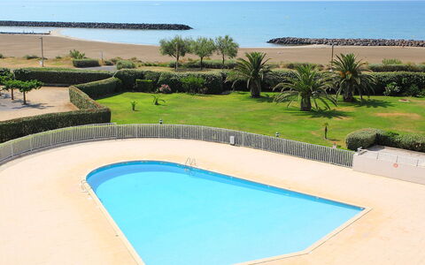 Les Rivages de Rochelongue: Plante, L'Eau, Jour, Propriété, Bâtiment, Piscine, Bleu Azur, Ciel, Arbre, Plan D'Eau