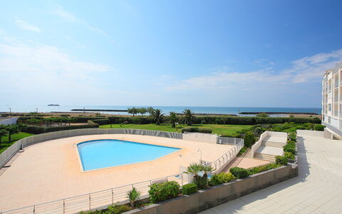 Cap D'Agde 280: Ciel, Nuage, L'Eau, Plante, Propriété, Bâtiment, Ombre, Lot Terre, Architecture, Piscine