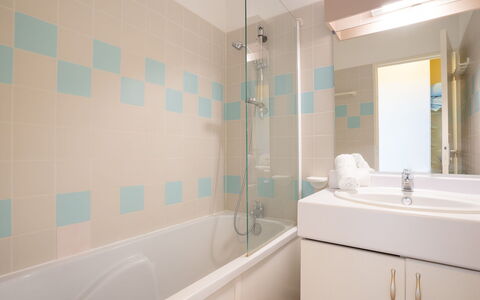 Cap D'Agde 280: Robinet, Luminaire Plomberie, Propriété, Armoire De Toilette, Baignoire, Tete De Douche, Miroir, Évier, Bâtiment, Salle De Bains