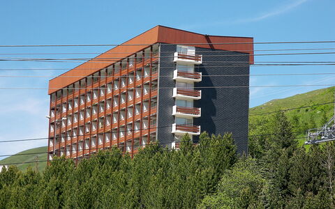 Les Menuires 420: Ciel, Bâtiment, Jour, Propriété, Fenêtre, Architecture, Bloc Tour, Végétation, Design Urbain, Condominium