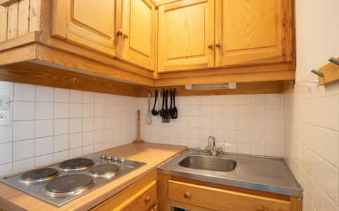 Les Menuires 420: Cabinetry, Bâtiment, Évier, Evier, Propriété, Comptoir, Robinet, Cuisine, Bois, Luminaire Plomberie