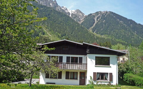 Maison Novel: Ciel, Montagne, Plante, Bâtiment, Fenêtre, Nuage, Vert, Paysage Naturel, Maison, Arbre