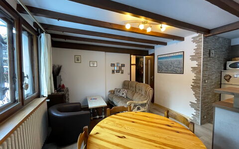 Maison Novel: Meubles, Table, Fenêtre, Bois, Confort, Bâtiment, Éclairage, Design Intérieur, Cadre, Architecture