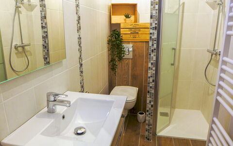 Maison Novel: Miroir, Robinet, Évier, Luminaire Plomberie, Lavabo, Propriété, Salle De Bains, Bâtiment, Design Intérieur, Sol