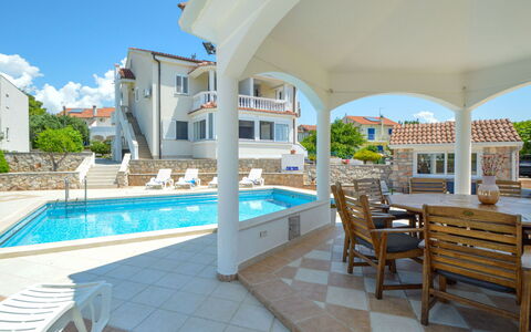 Vodice Tribunj 100: L'Eau, Plante, Ciel, Table, Bleu Azur, Piscine, Chaise, Design Intérieur, Bâtiment, Architecture