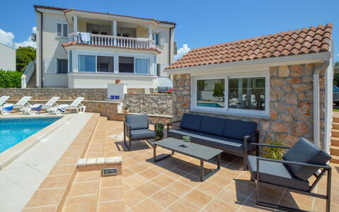 Vodice Tribunj 100: L'Eau, Ciel, Meubles, Propriété, Fenêtre, Bâtiment, Table, Ombre, Mobilier De Jardin, Piscine