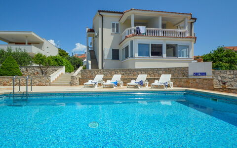 Vodice Tribunj 100: L'Eau, Ciel, Bâtiment, Propriété, Plante, Piscine, Bleu Azur, Maison, Arbre, Architecture