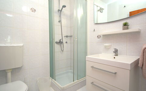 Vodice Tribunj 100: Salle De Bains, Lavabo, Luminaire Plomberie, Design Intérieur, Sol, Mur, Sol, Évier, Toilette, Miroir