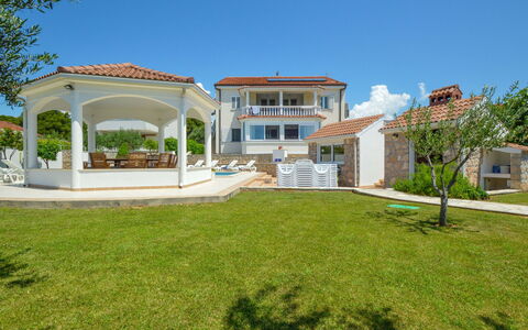 Vodice Tribunj 100: Ciel, Plante, Propriété, Bâtiment, Fenêtre, Arbre, Lot Terre, Architecture, Herbe, Ombre