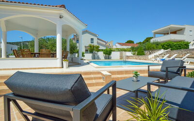 Vodice Tribunj 100: Plante, Ciel, Bleu Azur, Ombre, Mobilier De Jardin, Piscine, Bâtiment, Design Urbain, Loisir, Zone Résidentielle
