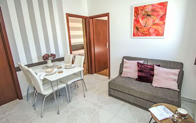 Aquanur 100.5: Sol, Meubles, Sol, Design Intérieur, Pièce, Table, Appartement, Domicile, Salon, Canapé