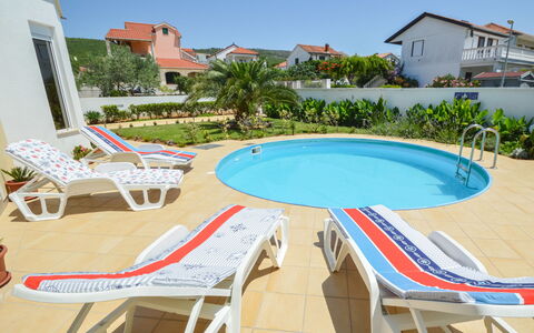 Valdor: Ciel, Bâtiment, Propriété, L'Eau, Plante, Bleu Azur, Piscine, Mobilier De Jardin, Arbre, Ombre