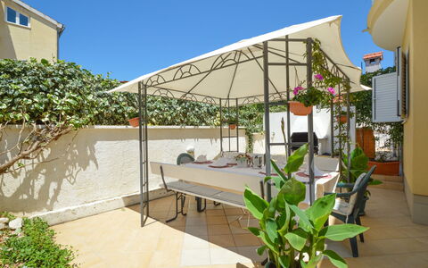 Valdor: Plante, Ciel, Chaise, Ombre, Mobilier De Jardin, Table, Pot De Fleur, Bâtiment, Tableau De Plein Air, Loisir