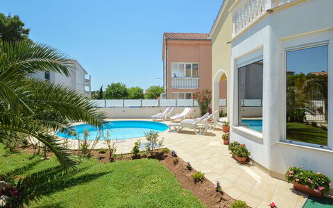 Valdor: Plante, L'Eau, Bâtiment, Propriété, Ciel, Fenêtre, Bleu Azur, Piscine, Ombre, Condominium