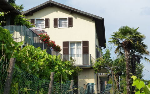 Al Ronchetto: Plante, Ciel, Bâtiment, Fenêtre, Nuage, Maison, Arbre, Lot Terre, Chalet, Quartier