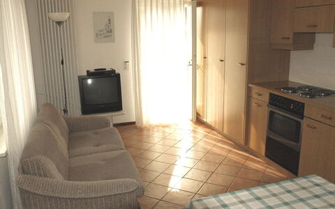 Al Ronchetto: Pièce, Propriété, Meubles, Sol, Bâtiment, Design Intérieur, Maison, Immobilier, Table, Tuile