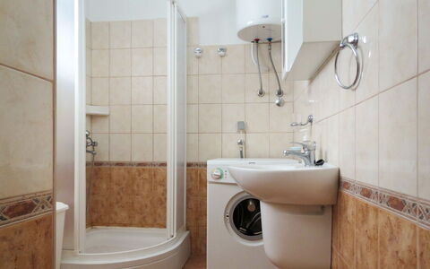 Bernardi: Marron, Luminaire Plomberie, Robinet, Propriété, Lavabo, Bâtiment, Salle De Bains, Violet, Design Intérieur