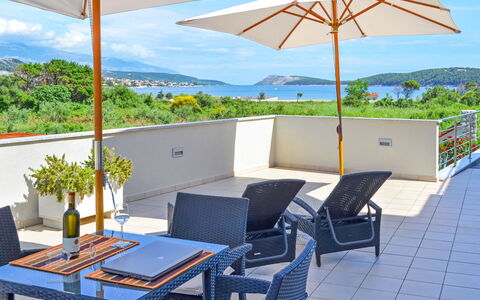 Rab Rab 220: Propriété, Meubles, Patio, Bâtiment, Maison, Table, Pièce, Domicile, Toit, Immobilier