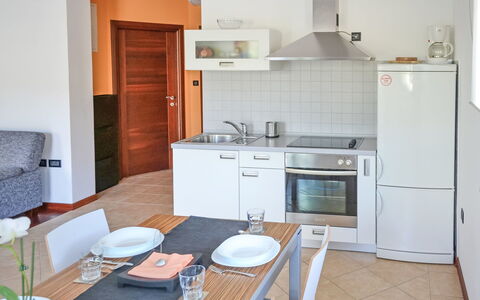 Rab Rab 220: Propriété, Pièce, Meubles, Cuisine, Maison, Cabinetry, Bâtiment, Design Intérieur, Cuisinière, Appartement