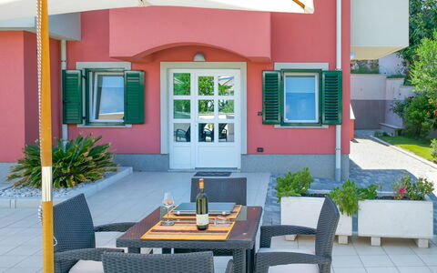 Rab Rab 220: Maison, Propriété, Bâtiment, Pièce, Meubles, Design Intérieur, Domicile, Patio, Table, Arrière-Cour