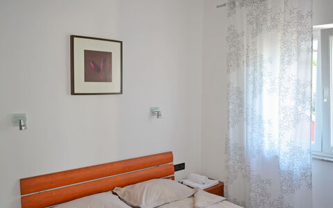 Rab Rab 220: Pièce, Chambre, Propriété, Lit, Meubles, Mur, Design Intérieur, Sol, Drap De Lit, Cadre De Lit