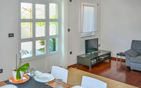 Rab Rab 220: Pièce, Propriété, Salon, Meubles, Design Intérieur, Bâtiment, Table Basse, Maison, Table, Sol