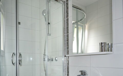 Rab Rab 220: Panneau De Douche, Salle De Bains, Propriété, Pièce, Douche, Tuile, Porte De Douche, Verre, Luminaire Plomberie, Robinet