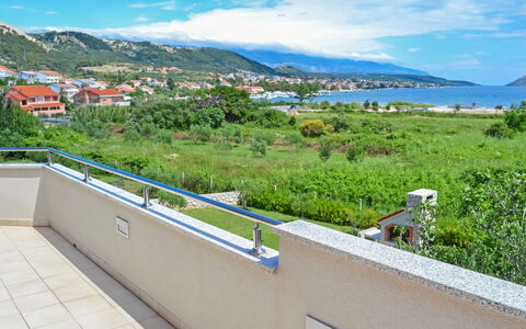 Rab Rab 220: Propriété, Ciel, Immobilier, Maison, Balcon, Montagne, Rail Garde, Architecture, Toit, Zone Résidentielle